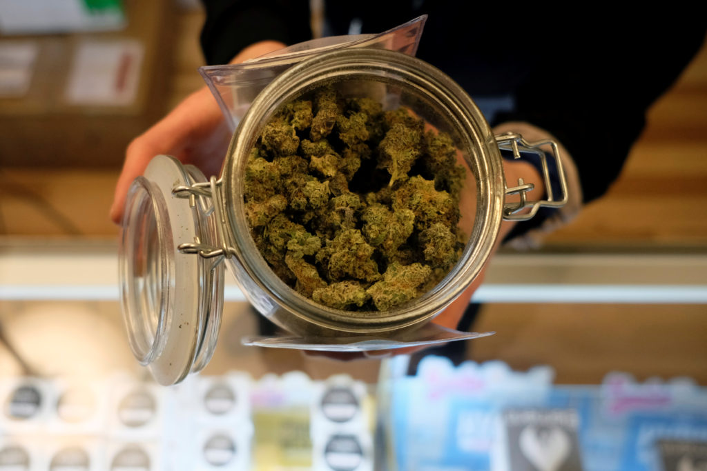 Accessories to use with cannabis Accessories to use with cannabis